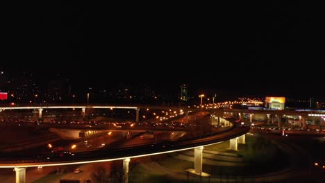 Luft-Verkehr-Kreuzung.-Moderne-Stadt-befahrenen-Straße-in-der-Nacht.-Verkehrsknotenpunkt-für-Straße.