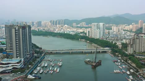 tráfico-fluvial-de-la-ciudad-de-día-tiempo-hainan-isla-sanya-china-panorama-aéreo-4k-del-muelle