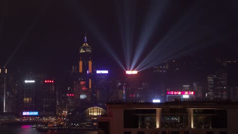 Show-de-luces-de-puerto-de-Hong-Kong-en-la-noche