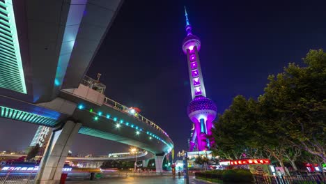 China-Nacht-Beleuchtung-Straße-zu-Fuß-berühmten-Turm-Stadtpanorama-4k-Zeitraffer