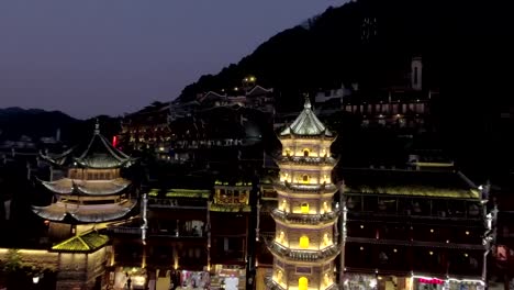 Vista-nocturna-de-la-ciudad-de-centro-histórico-de-Fenghuang,-China