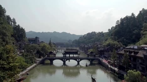 Luftaufnahme-der-historischen-Mitte-von-Fenghuang-Stadt