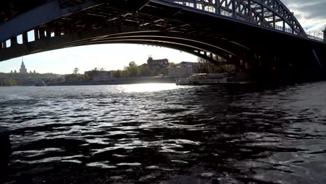 puente-ferroviario-sobre-un-ancho-río