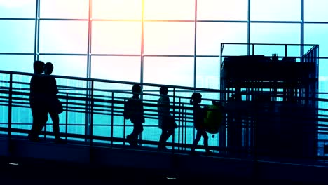 Siluetas-al-atardecer-del-viajero-en-el-aeropuerto.