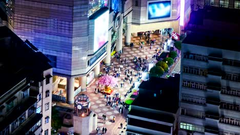 Personas-en-la-apertura-de-un-espacio-de-un-centro-comercial.