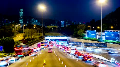 Dichten-Verkehr-ins-Tunnel-in-der-Nacht.-4k-verkleinern-Schuss.