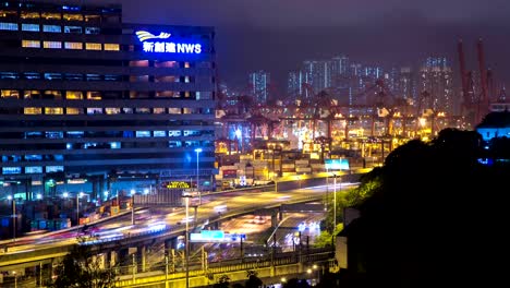 Stark-befahrene-Straße-und-Cargos-Verladehafen-Zeitraffer.-Hong-Kong.-4K-Wide-Shot.