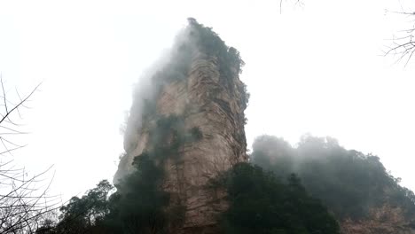 Mountain-fog-surrounds-the-Zhangjiajie-National-Park