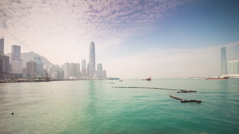 panorama-de-paisaje-urbano-Bahía-del-famoso-puente-de-hong-kong-de-China-verano-día-4k-lapso-de-tiempo