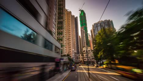 China-Hong-Kong-Sonnenuntergang-Sonne-Licht-Straßenbahn-Fahrt-Stadtverkehr-Straße-anzeigen-4-k-Zeitraffer