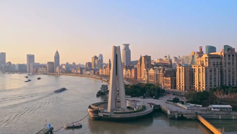 Flussschiffen-auf-dem-Huangpu-Fluss-und-Hintergrund-der-Skyline-des-nördlichen-Teils-von-Puxi