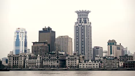 Flussschiffen-auf-dem-Huangpu-Fluss-und-im-Hintergrund-die-Skyline-des-nördlichen-Teils-von-Puxi