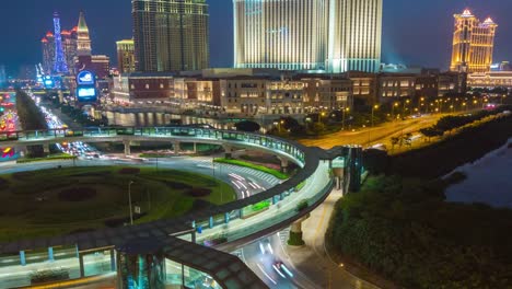 China-noche-luz-famoso-Macao-hotel-tráfico-azotea-calle-panorama-4k-lapso-de-tiempo