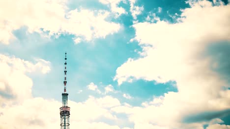 Fernsehturm-vor-dem-Hintergrund-der-laufenden-Wolken.-Zeitraffer.