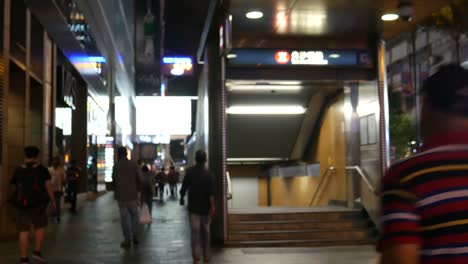 People-on-the-sidewalk-in-Hong-Kong