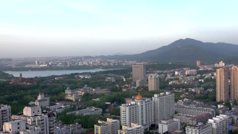 Skyline-von-Nanjing-mit-Jiming-Tempelturm,-Sonnenuntergang