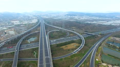 Luftaufnahme-des-Verkehrs-auf-erhöhte-Autobahn-am-Schnittpunkt-Stadtrand,-china