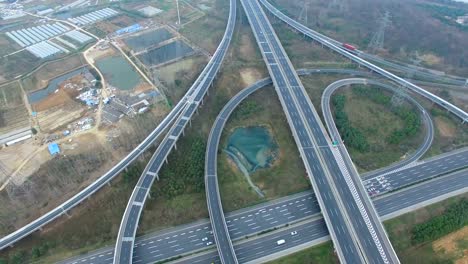 Luftaufnahme-des-Verkehrs-auf-erhöhte-Autobahn-am-Schnittpunkt-Stadtrand,-china