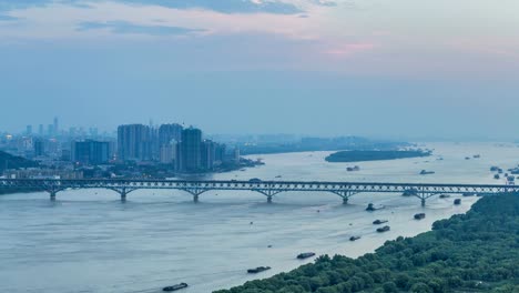 Zeitraffer-des-Jangtse-Skyline-Stadt-Nanjing,-China,-bewölkt,-Sonnenuntergang