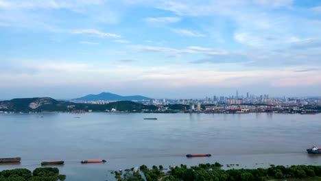 Zeitraffer-des-Jangtse-Skyline-Stadt-Nanjing,-China,-bewölkt,-Sonnenuntergang