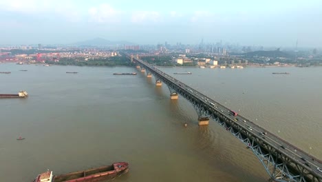 Vista-aérea-del-puente-del-río-Yangtze-de-Nanjing,-china