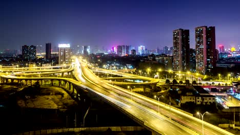 Zeitraffer-der-Überführung-Brücke-in-WuHan-in-der-Nacht