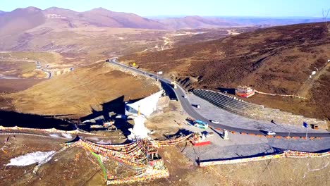 Luftaufnahme-des-Verkehrs-am-Zheduo-Shan-Pass