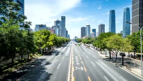 Lapso-de-tiempo-de-intenso-tráfico-y-edificios-modernos-en-la-ciudad-de-Beijing,-China.