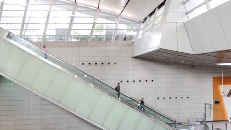 Hong-Kong-u-Bahn-Rolltreppe-Halle-fahren-Panorama-4k-china