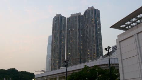 hotel-en-Hong-kong-al-atardecer-Crepúsculo-caminando-hasta-ver-panorama-4k-de-china