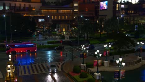 tráfico-de-Macao-de-China-noche-lluviosa-iluminada-calle-Plaza-panorama-4k