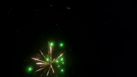 Fuegos-artificiales-de-año-nuevo-en-el-pueblo.-Video-de-una-visión-del-pueblo-en-la-víspera-de-año-nuevo