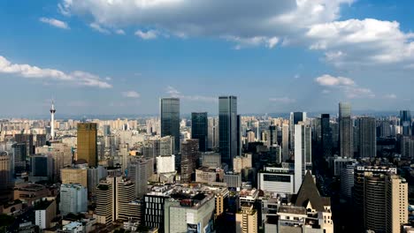 Zeitraffer-der-Skyline-der-Innenstadt-in-Chengdu,-Provinz-Sichuan,-China.The-Schatten-der-Wolken-bewegen-sich-schnell-in-der-ganzen-Stadt.