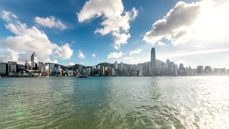 Zeitraffer-von-Hong-Kong-Skyline-und-Victoria-Hafen,-Tag-Cloud,