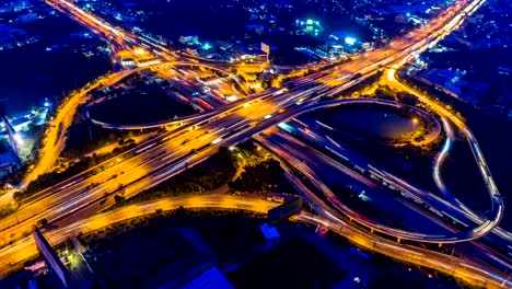 Timelapse-Luftbild-von-Stadtbild-und-Verkehr-auf-der-Autobahn-bei-Nacht.