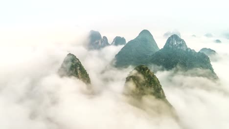 lapso-de-tiempo-de-la-vista-aérea-de-las-montañas-Karst-con-cloudscape-hermoso.-Situado-cerca-de-la-antigua-ciudad-de-Xingping,-ciudad-de-Guilin,-Yangshuo-County,-provincia-de-Guangxi,-China.