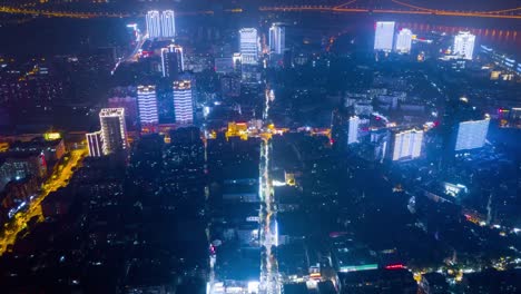 China-noche-iluminada-wuhan-paisaje-urbano-tráfico-calle-centro-aéreo-panorama-4k-lapso-de-tiempo