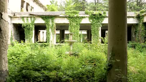 Caminando-en-el-edificio-abandonado-en-Tskaltubo,-Georgia