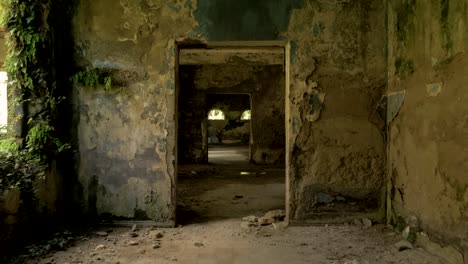 Caminando-en-el-edificio-abandonado-en-Tskaltubo,-Georgia