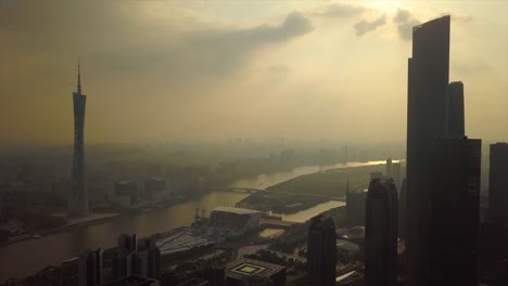 Guangzhou-paisaje-atardecer-ctf-edificio-Cantón-Torre-río-panorama-aéreo-4k-china