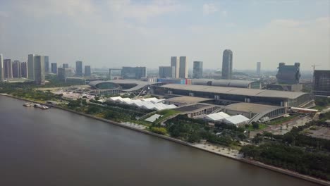 Guangzhou-Convention-und-Exhibition-centre-Perle-am-Fluss-Tag-Zeit-aerial-Panorama-4k-china