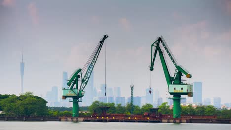 industrial-de-Guangzhou-grúas-del-río-centro-panorama-4k-timelapse-china