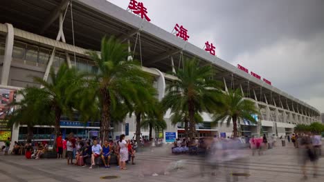 Plaza-de-la-estación-del-ferrocarril-de-día-zhuhai-gente-china-de-timelapse-panorama-4k