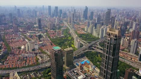 China-día-shanghai-panorama-aéreo-del-cruce-de-la-carretera-tráfico-famoso-paisaje-urbano-4k