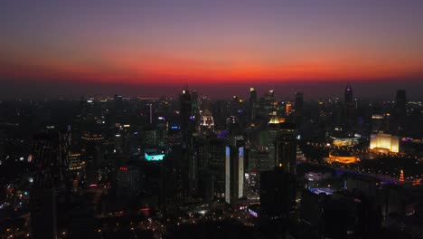 China-Shangai-de-noche-al-atardecer-panorama-aérea-de-la-azotea-de-paisaje-urbano-centro-4k