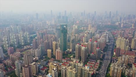 puesta-de-sol-soleado-China-shanghai-panorama-aérea-de-la-carretera-de-paisaje-urbano-tráfico-4k