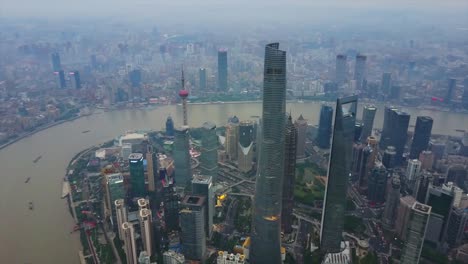 día-de-lluvia-China-shanghai-panorama-aéreo-de-los-río-Bahía-de-paisaje-urbano-pudong-tráfico-céntrico-4k