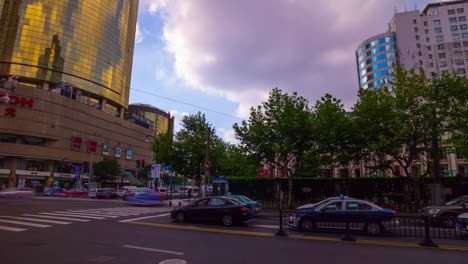 am-Abend-Verkehr-Kreuzung-Zebrastreifen-Panorama-4k-Zeitraffer-China-shanghai