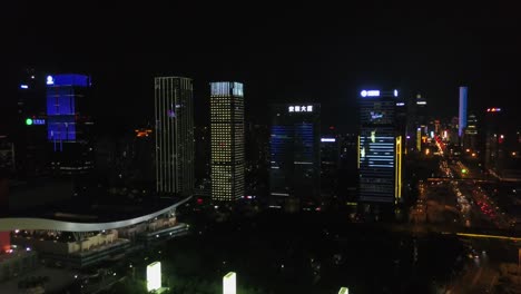 China-Nacht-Zeit-Shenzhen-City-Hall-Innenstadt-beleuchtet-aerial-Panorama-4k