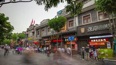 Wuhan-Stadt-Fußgängerzone-überfüllten-Straße-Tageszeit-Altbauten-Panorama-vorne-4-k-Zeit-verfallen-china